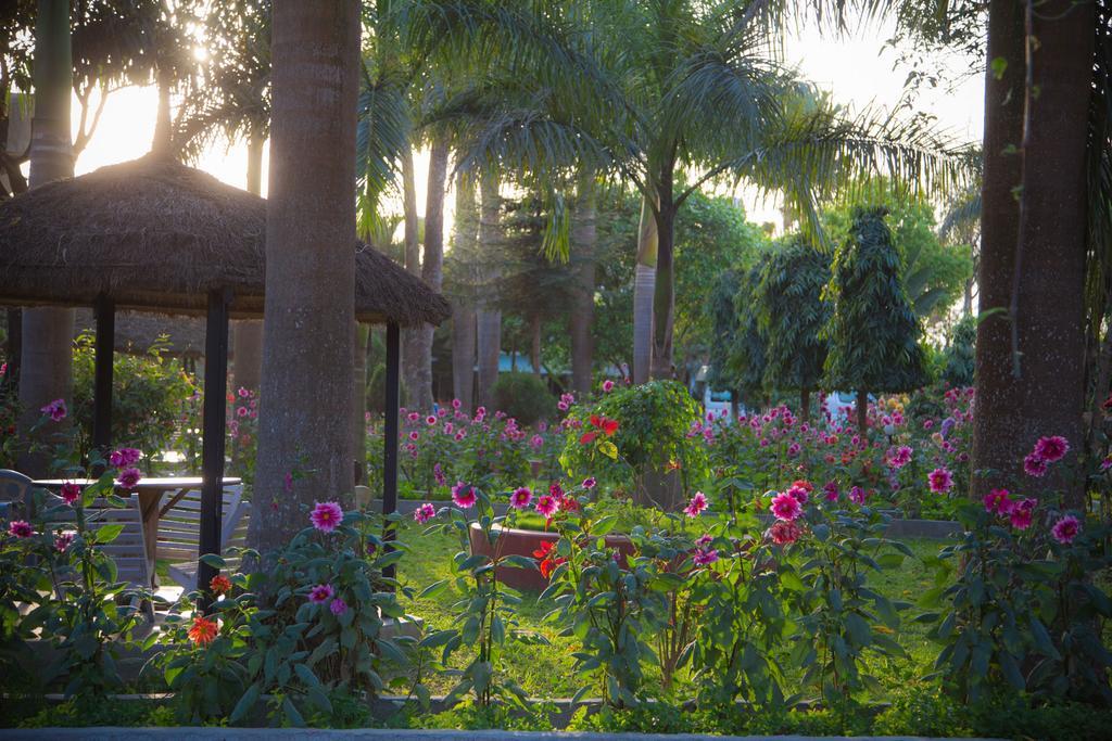 Chitwan Adventure Resort Sauraha Exterior photo